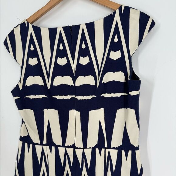 David Meister Geometric Print Sheath Dress in Navy/White | Size 8 - Picture 4 of 7
